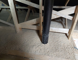 Zateplení stropu dřevostavby pomocí dřevovláknité foukané izolace